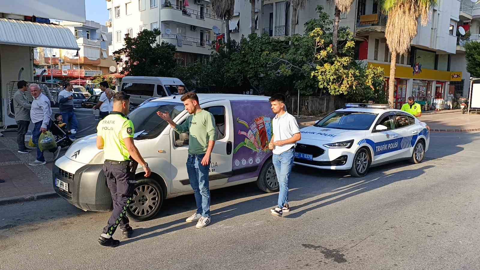 Motosiklet iki otomobile çarptı, sürücüsü yaralandı