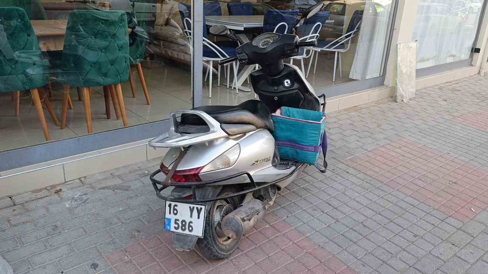 Motosiklet iki otomobile çarptı, sürücüsü yaralandı
