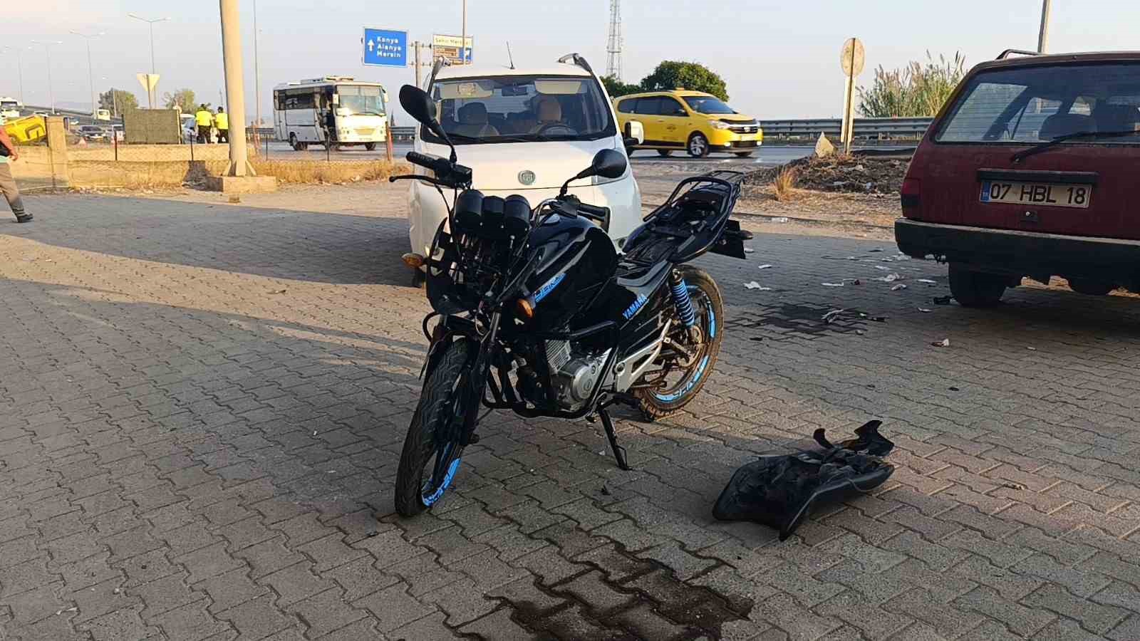 Şerit ihlali yapan hafif ticari araca motosiklet çarptı: 1’i ağır 2 yaralı
