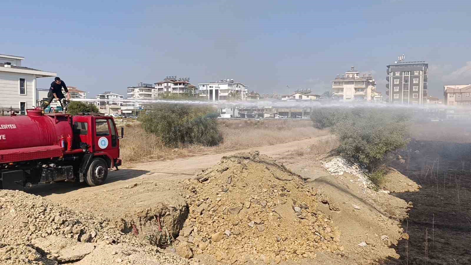 Manavgat’ta çalılık yangını, evlere ulaşmadan söndürüldü