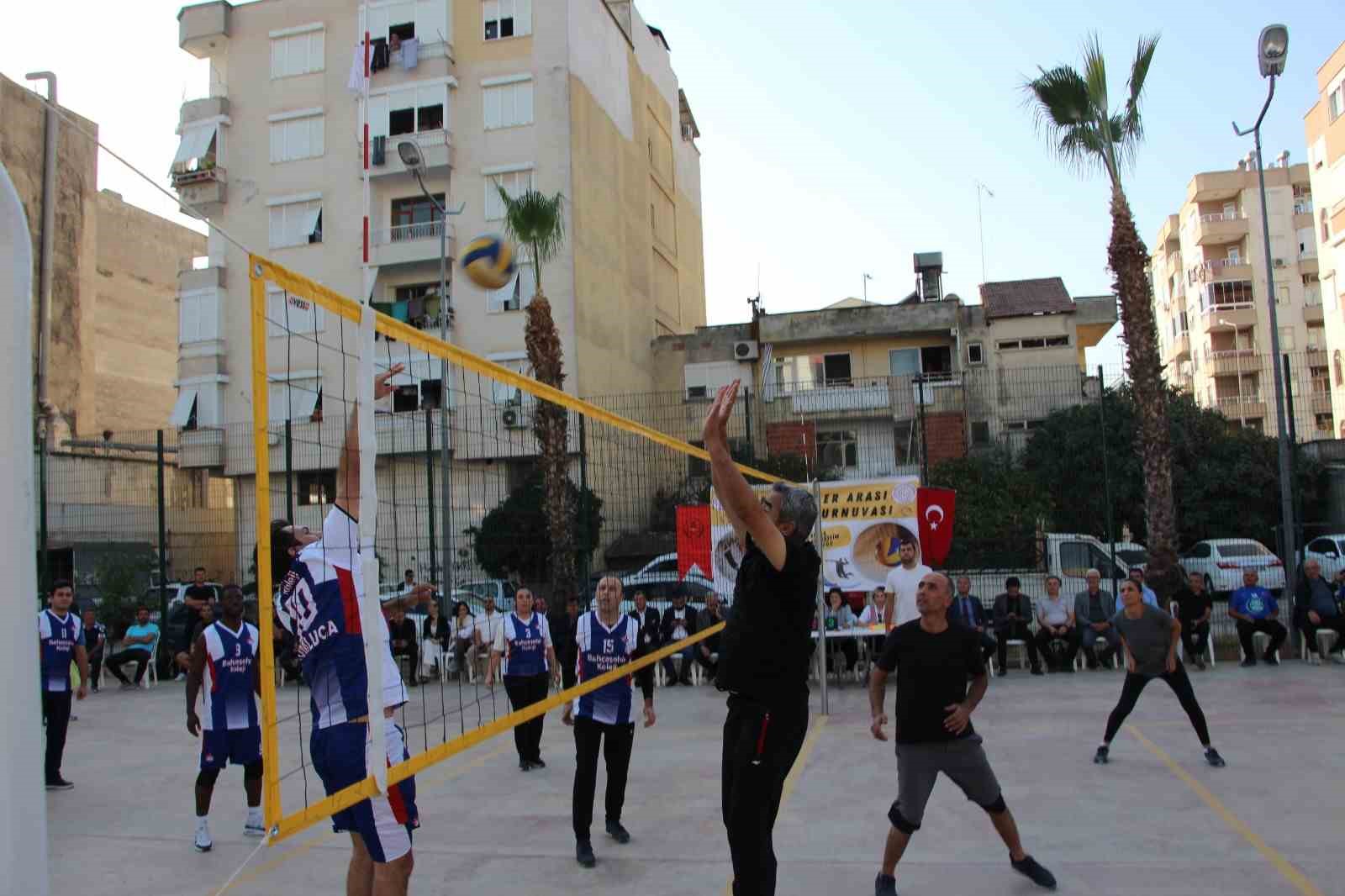 Kumluca’da öğretmenler arası voleybol turnuvası düzenlendi