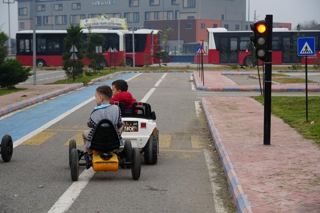 Öğrenciler trafik kurallarını öğreniyor
