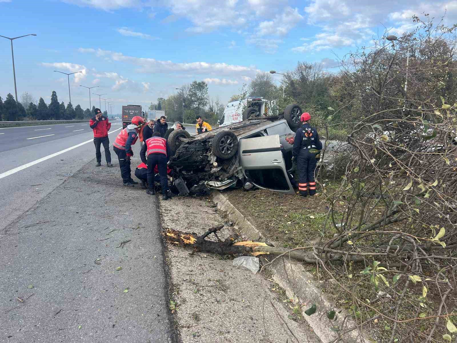 Otoyolda kontrolden çıkan araç 3 ağacı biçti: 2 yaralı
