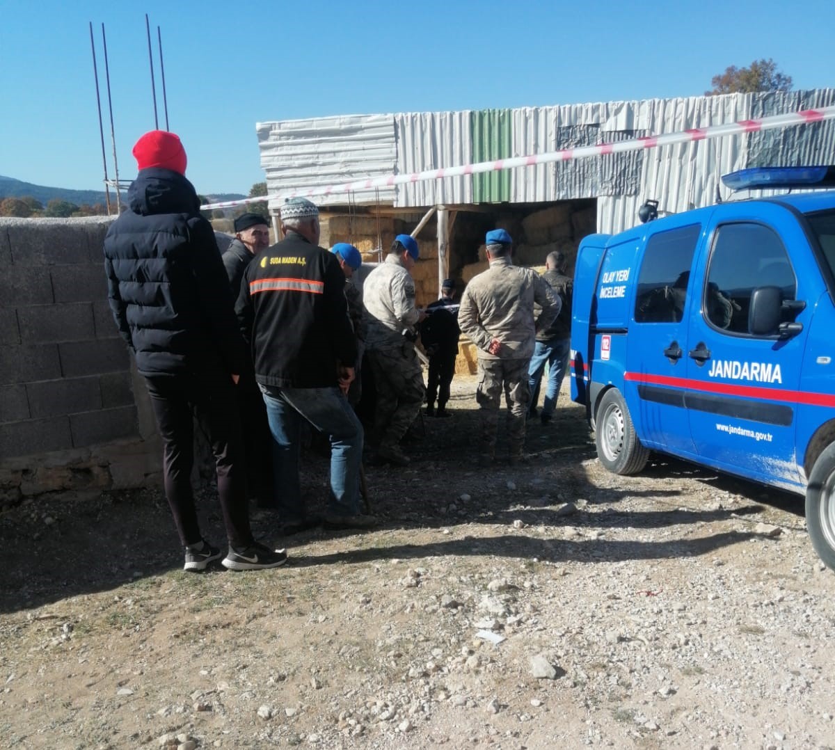 Gediz’de haftalardır kayıp olan kadın samanlıkta ölü bulundu