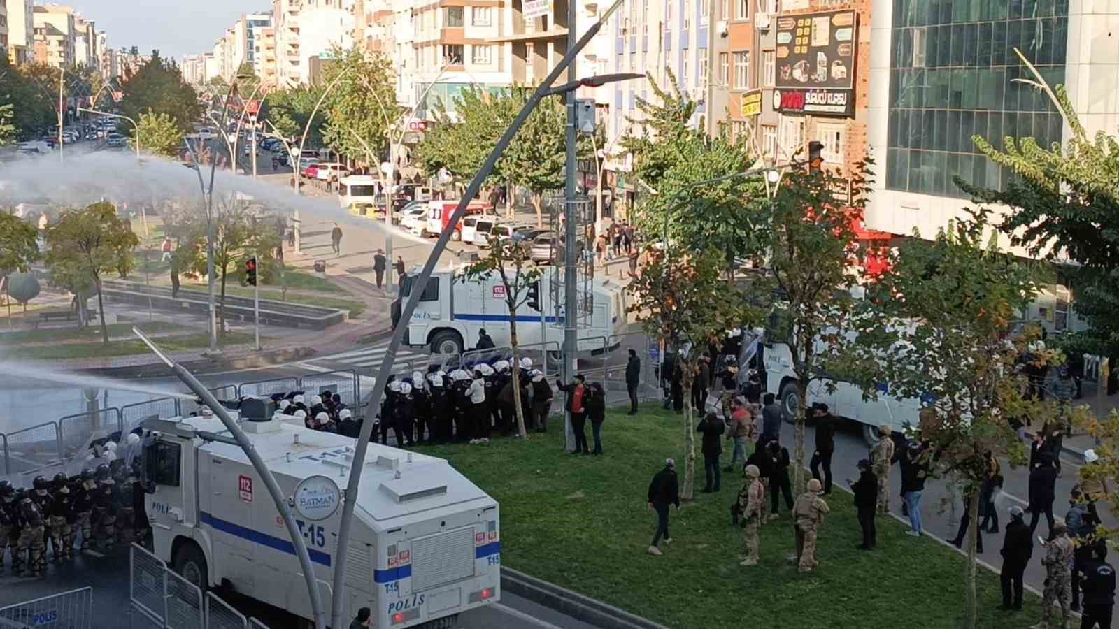 Batman Valiliği: &quot;6 polis yaralandı, 67 gösterici gözaltına alındı&quot;