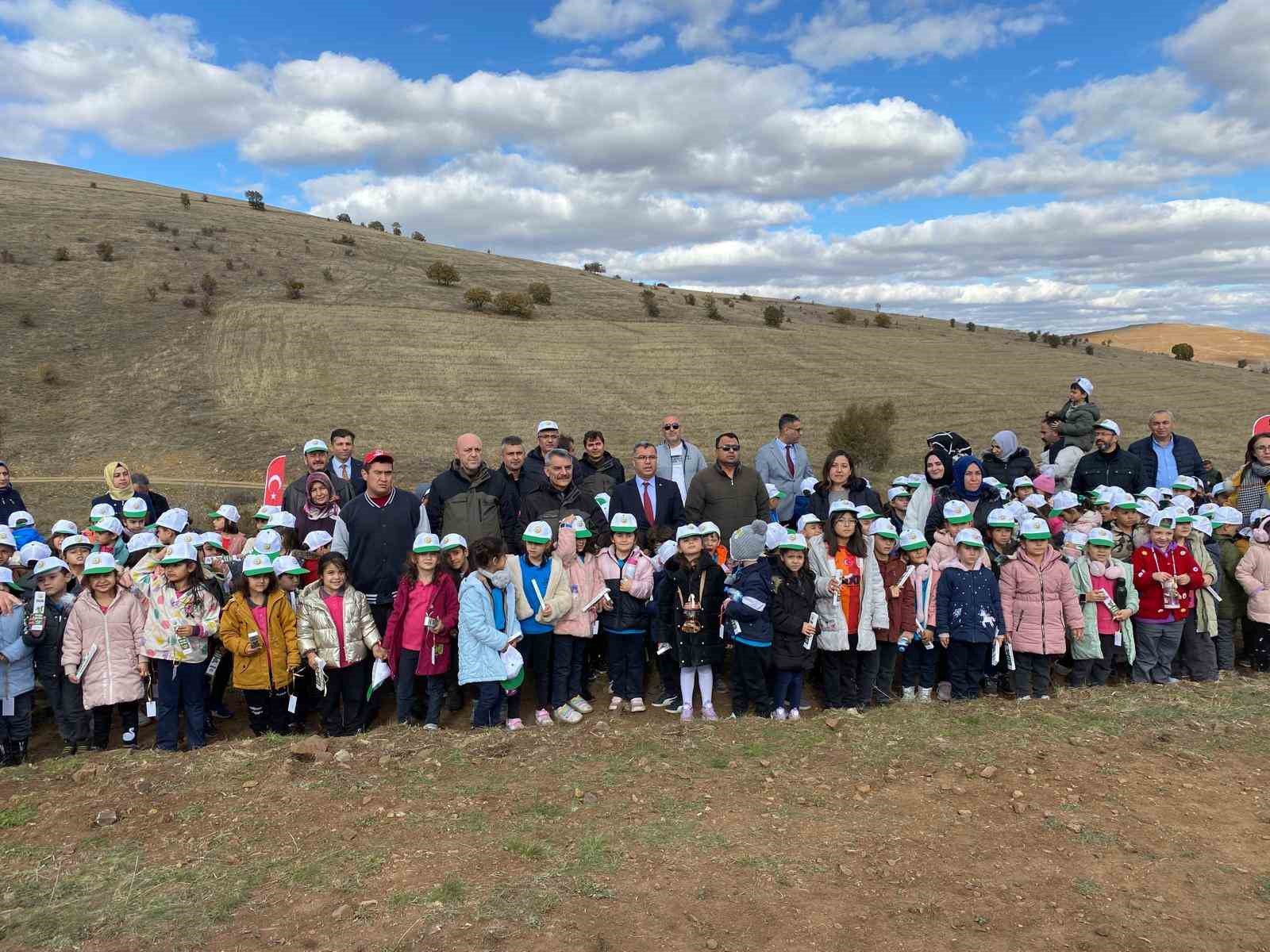 ‘Çocuklar fidanıyla büyüsün’ projesinin ilk fidanları toprakla buluştu