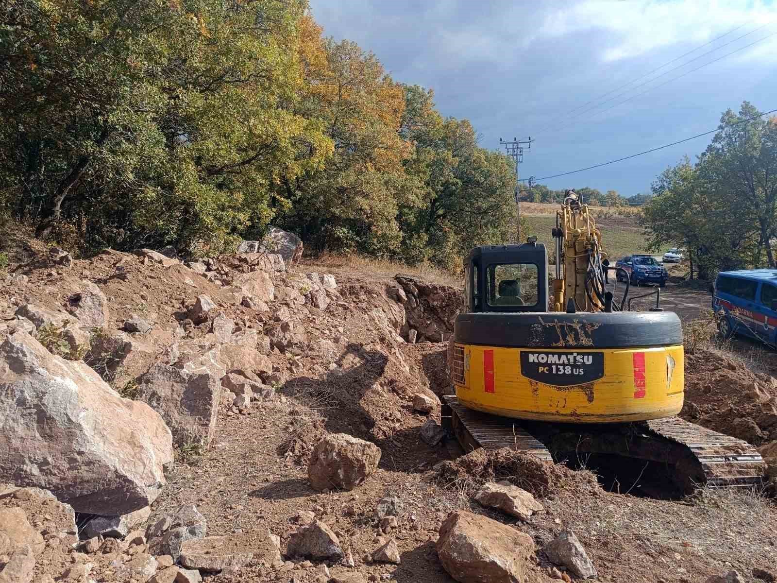 Güpegündüz iş makinaları ile define avına jandarmadan suçüstü: 4 gözaltı