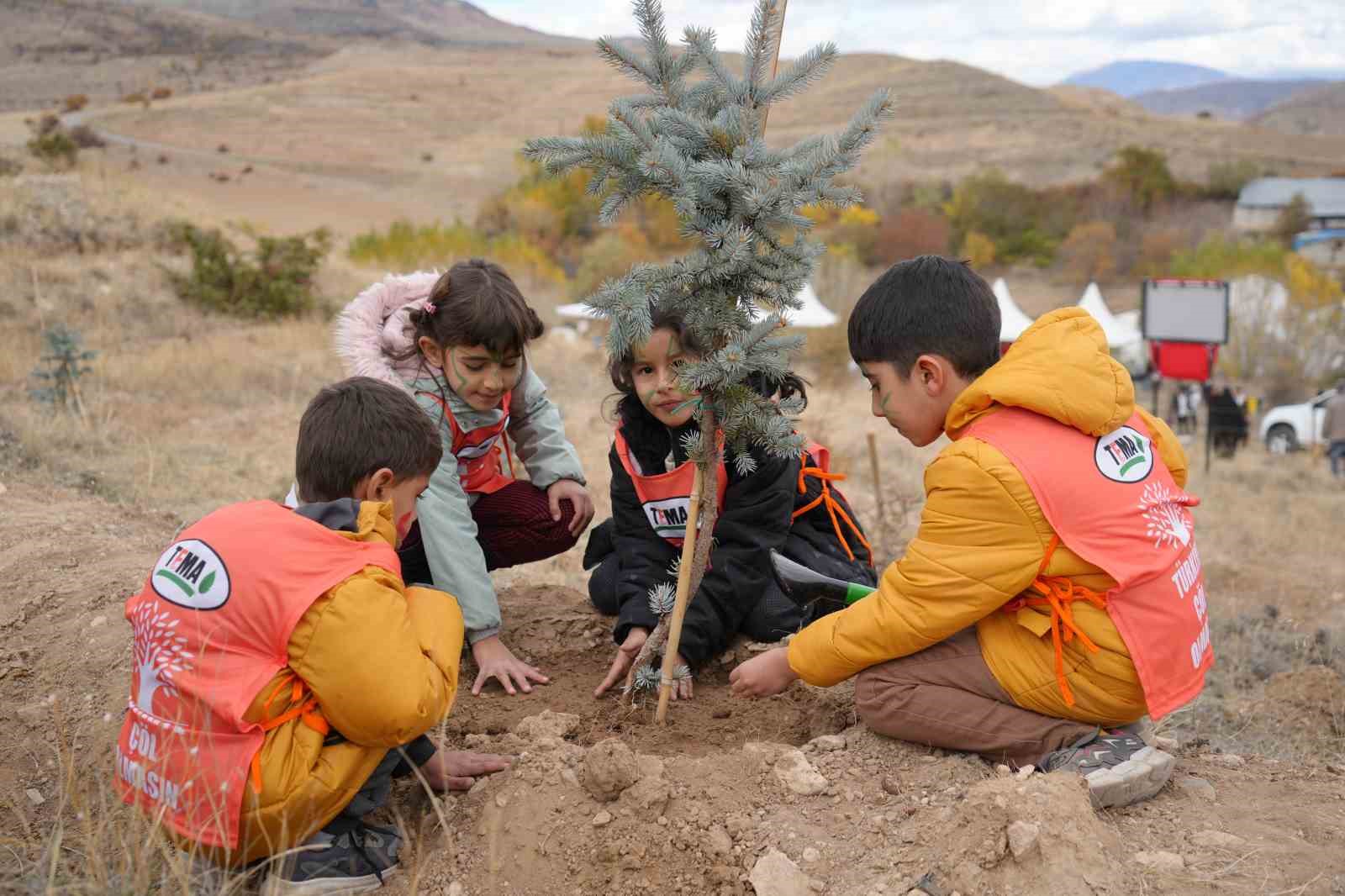 &quot;81 İlde 81 Orman&quot; projesinde Erzincan’da 50 bin fidan toprakla buluştu