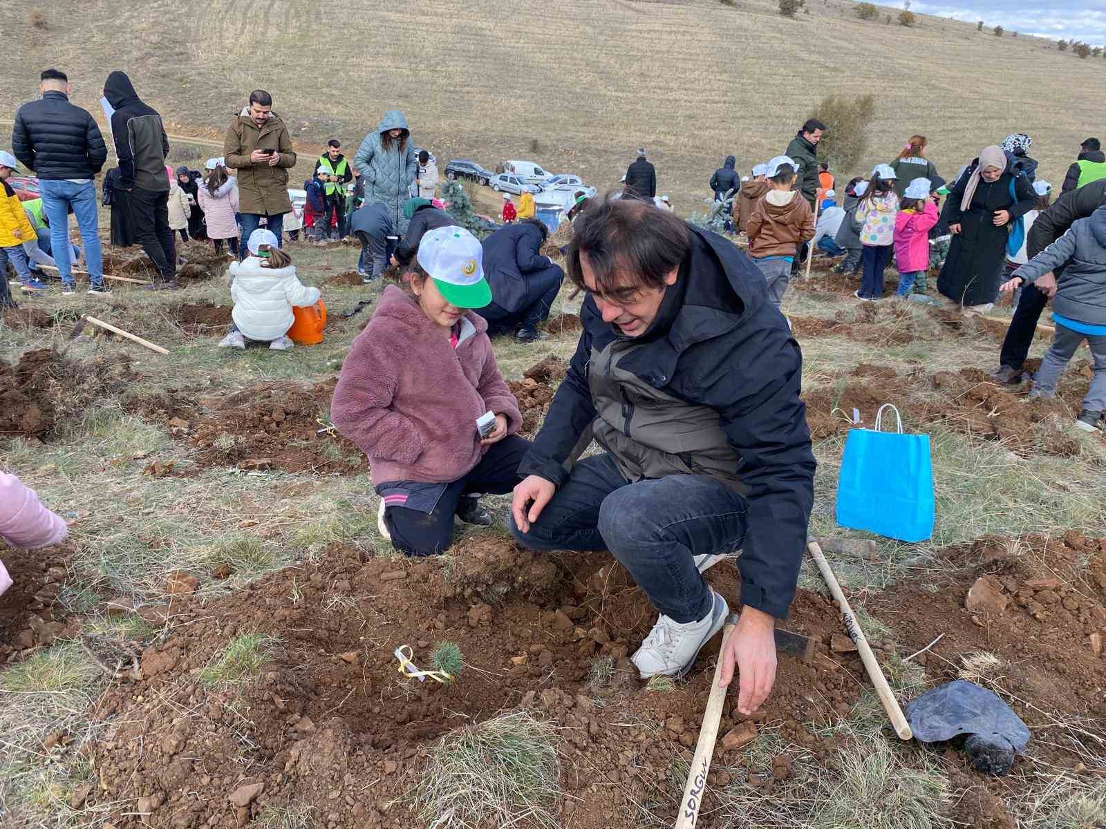 ‘Çocuklar fidanıyla büyüsün’ projesinin ilk fidanları toprakla buluştu
