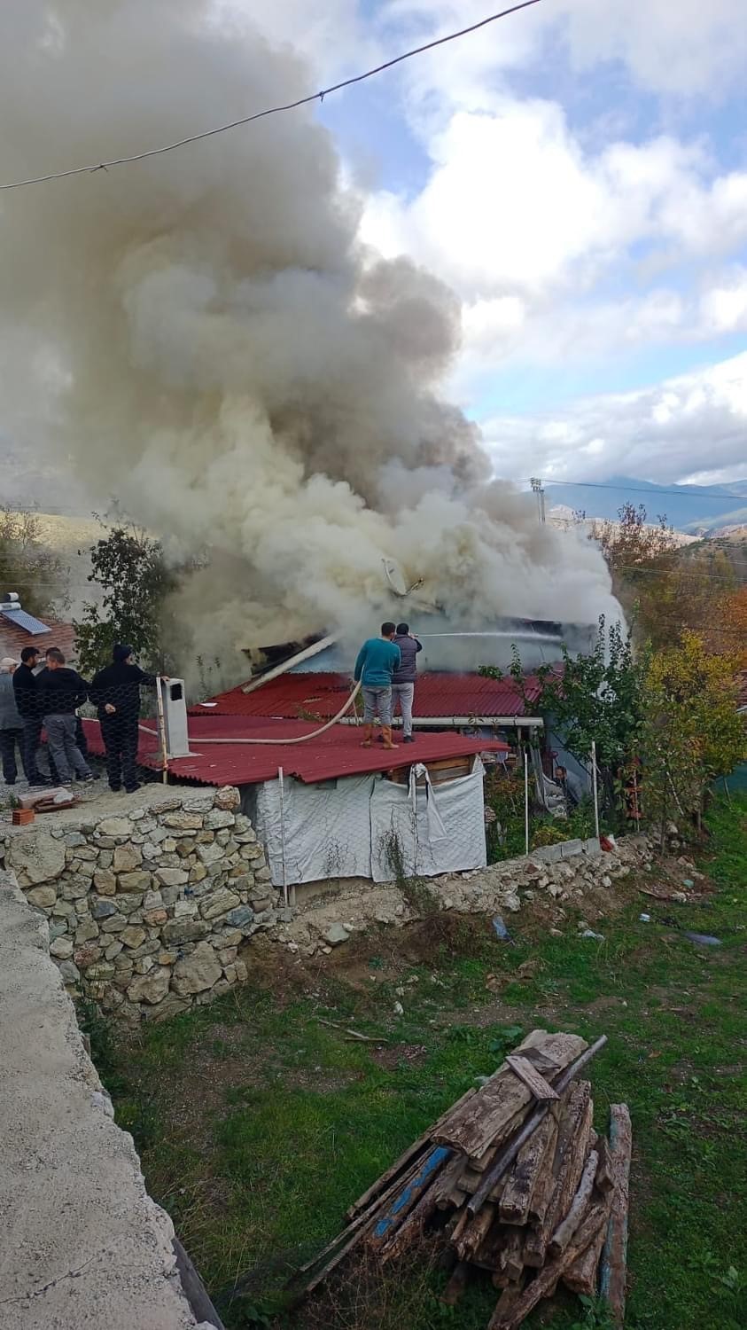 Alevlere teslim olan ev küle döndü
