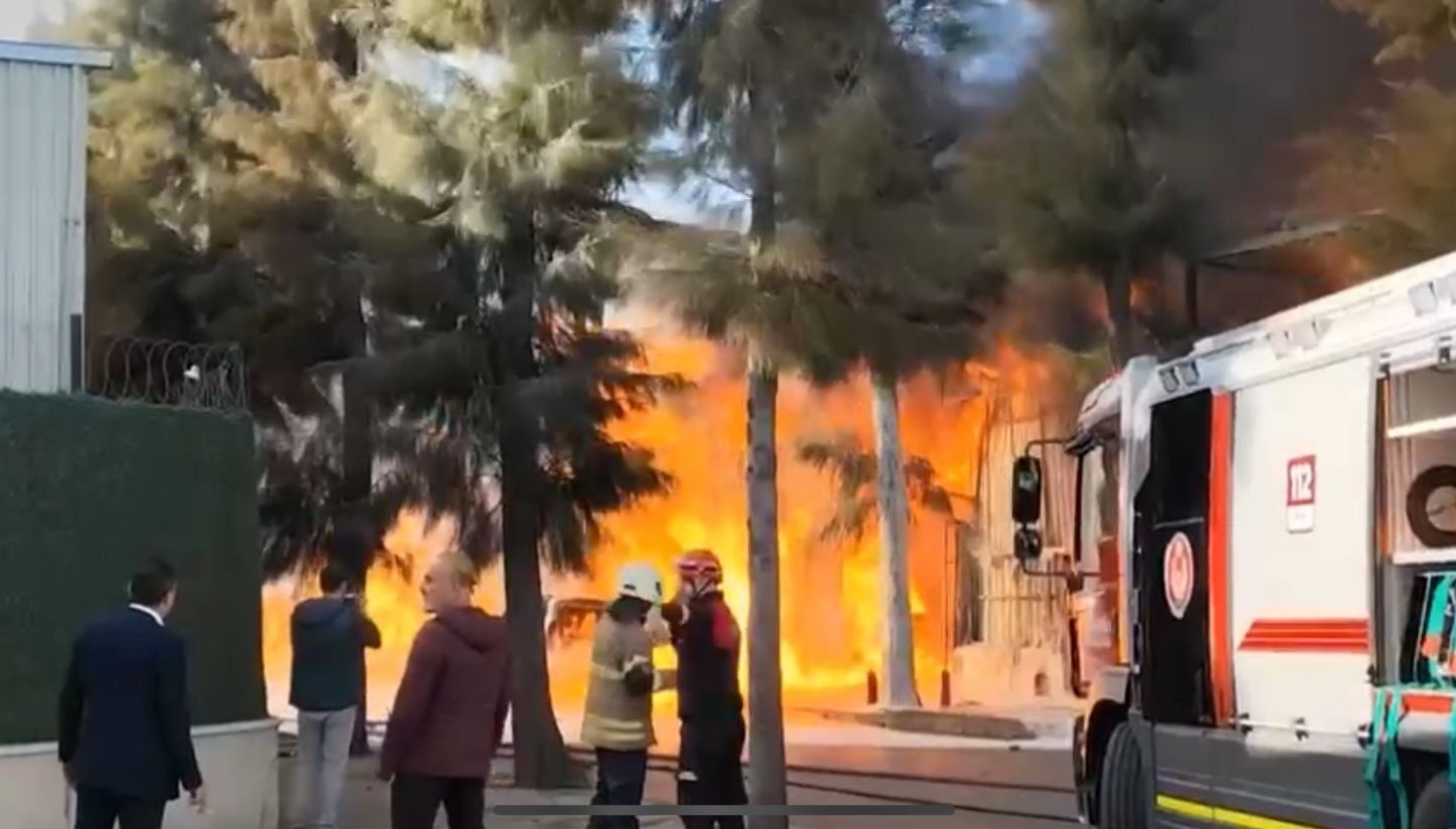 İzmir’in Çiğli ilçesinde bir kimya fabrikasında yangın çıktı. Yangına çok sayıda itfaiye ekibi müdahale ediyor.