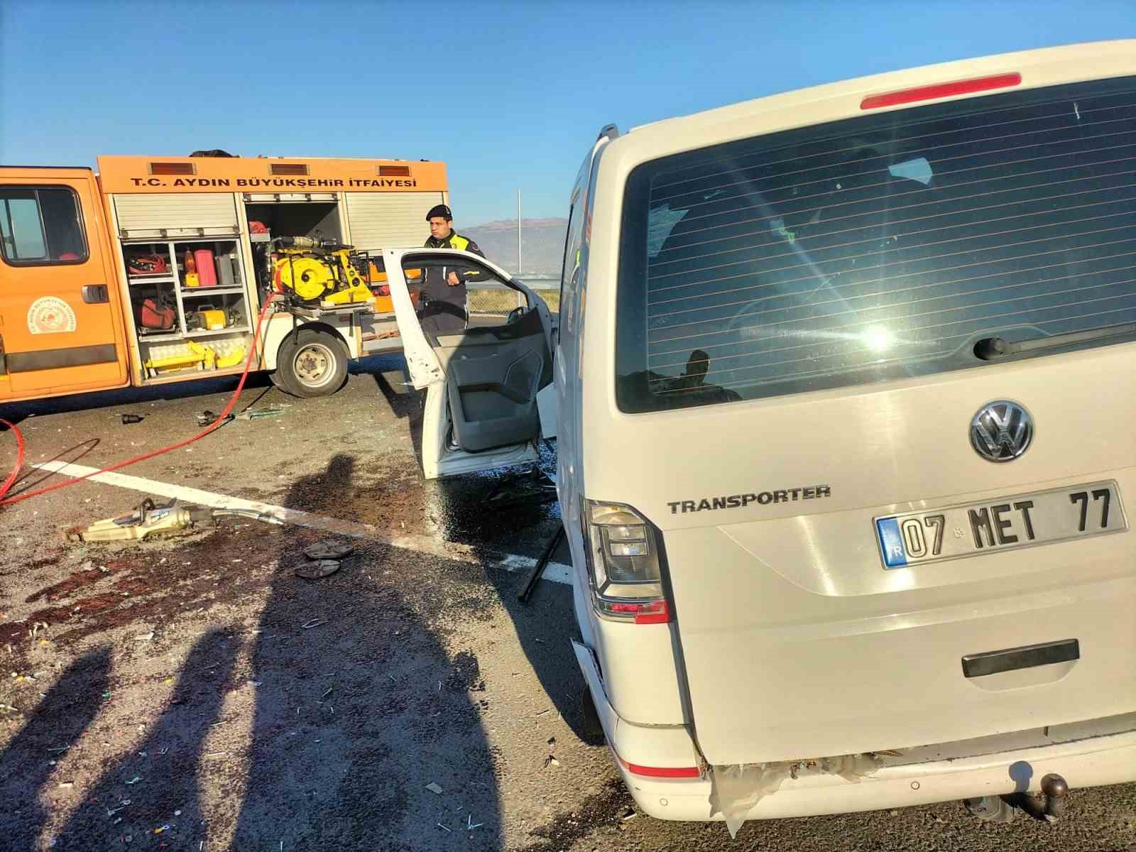 Bariyerlere çarpan ticari araç içerisinde sıkıştı: 1 yaralı
