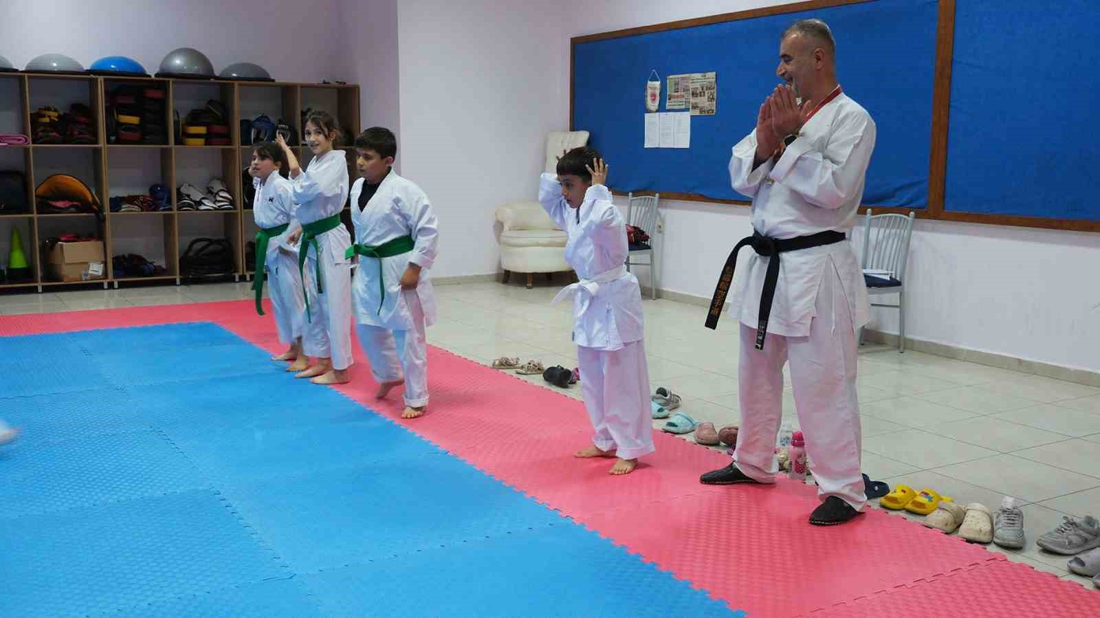 Kemer Belediye karate takımı kuşak atladı
