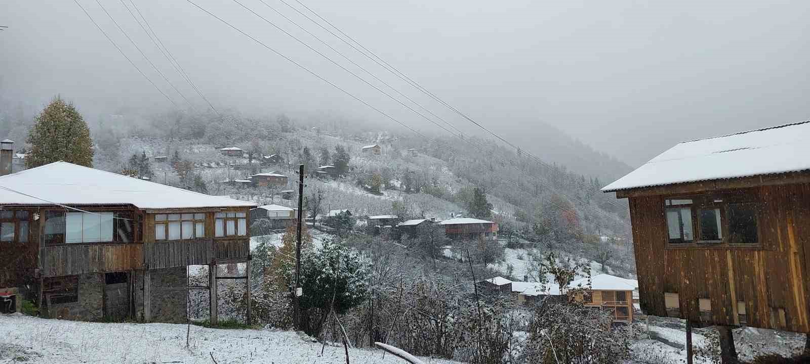 Macahel’de kar sürprizi: Mahsur kalan Fransız turistler kurtarıldı
