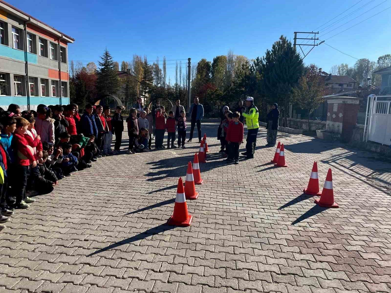 Jandarmadan öğrencilere trafik eğitimi
