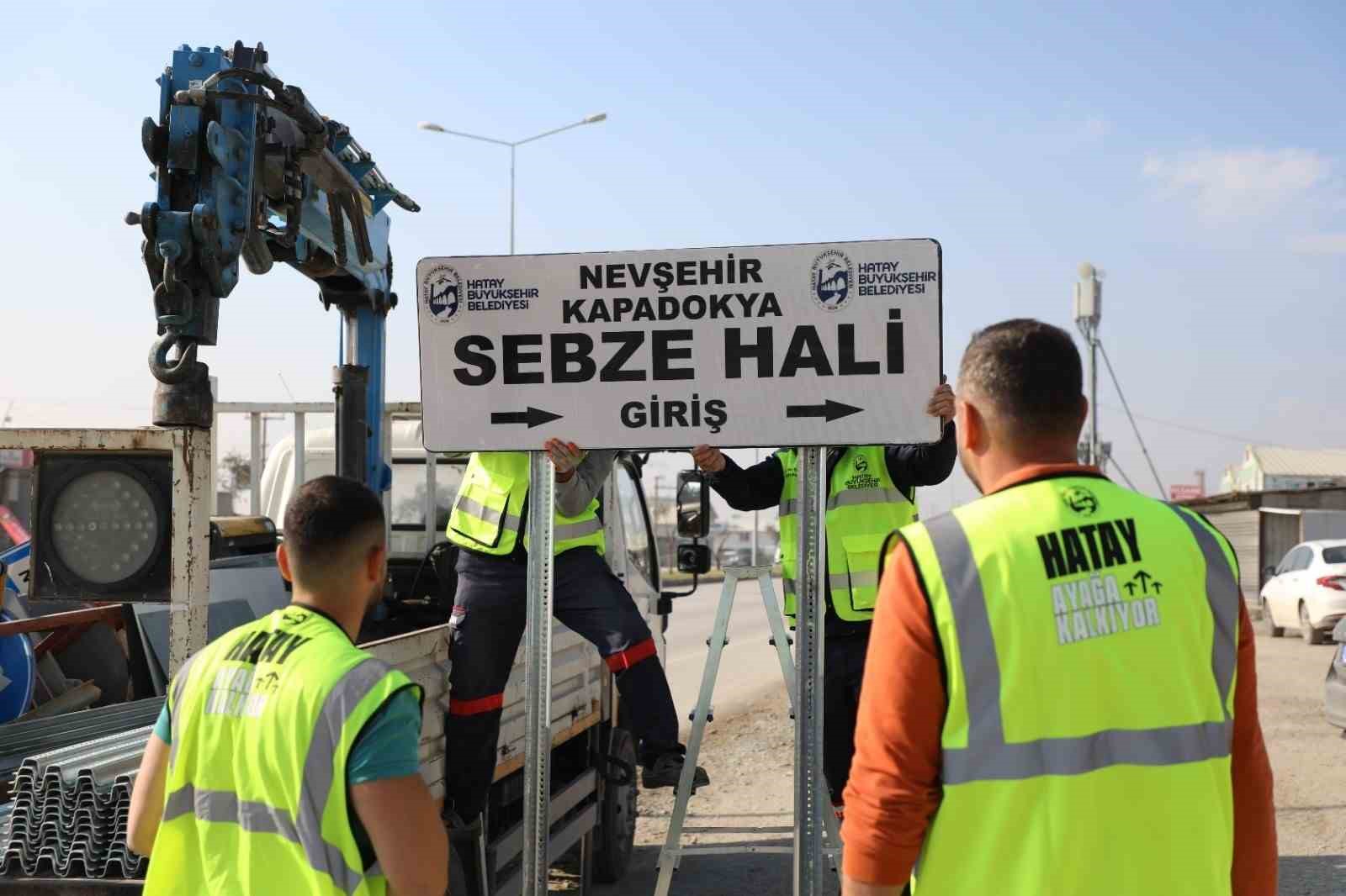 Depremin ardından oluşan adres belirsizliği yenilenen tabelalarla ortadan kalkıyor