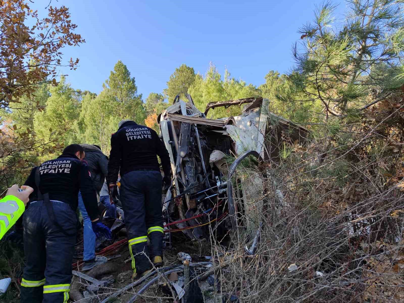 Burdur’da freni patlayıp şarampole uçan hafriyat kamyonu hurdaya döndü: 1 ağır yaralı
