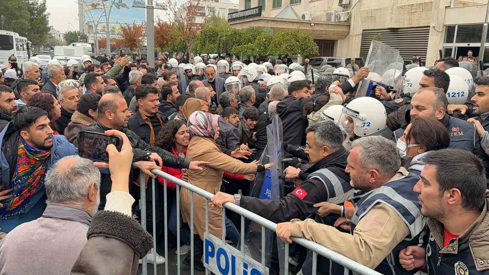 &quot;Vali çık lan buraya&quot; diyen gösterici gözaltına alındı