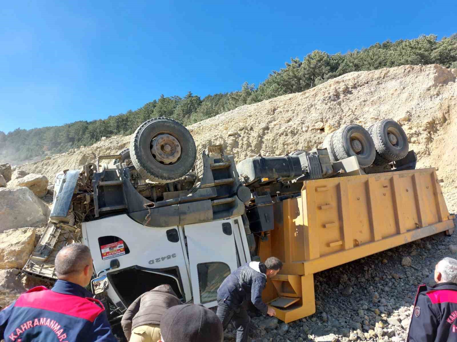 Kahramanmaraş’ta hafriyat kamyonu devrildi: 1 yaralı