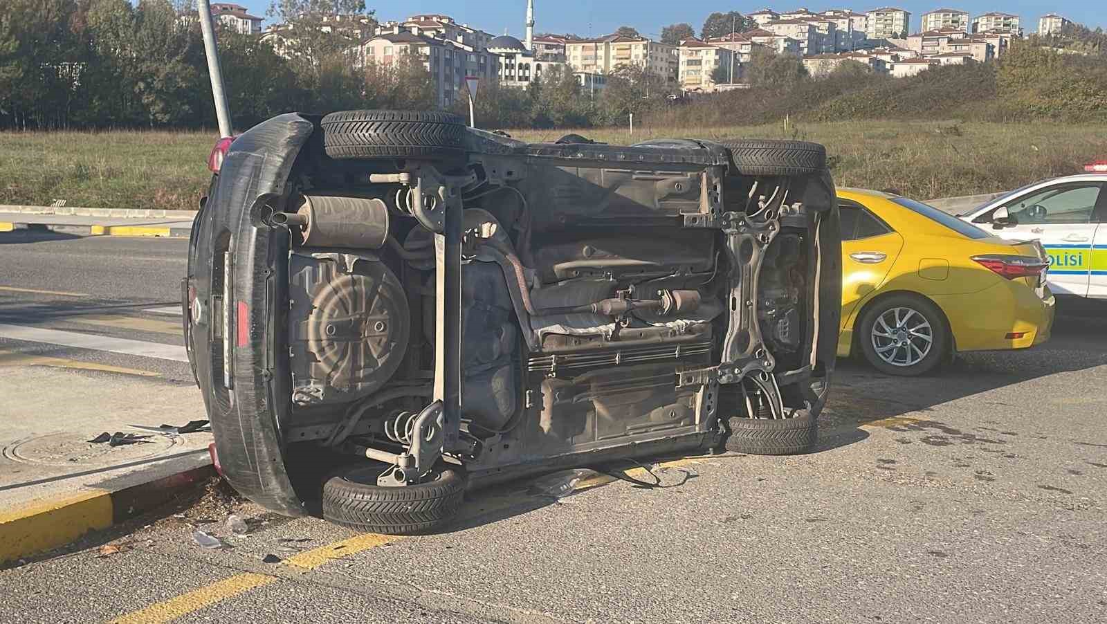 Sakarya’da hafif ticari araçla çarpışan otomobil devrildi: 1 yaralı
