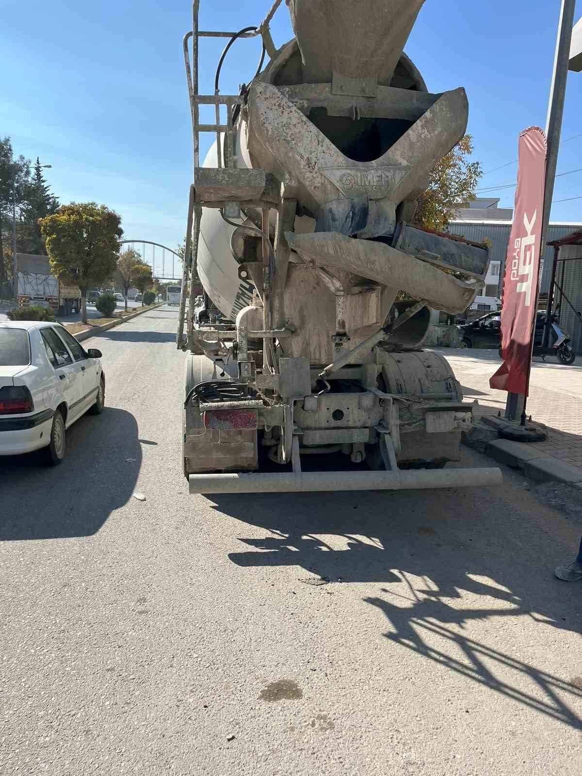 Yolan çimento döken mikser sürücüsüne işlem yapıldı