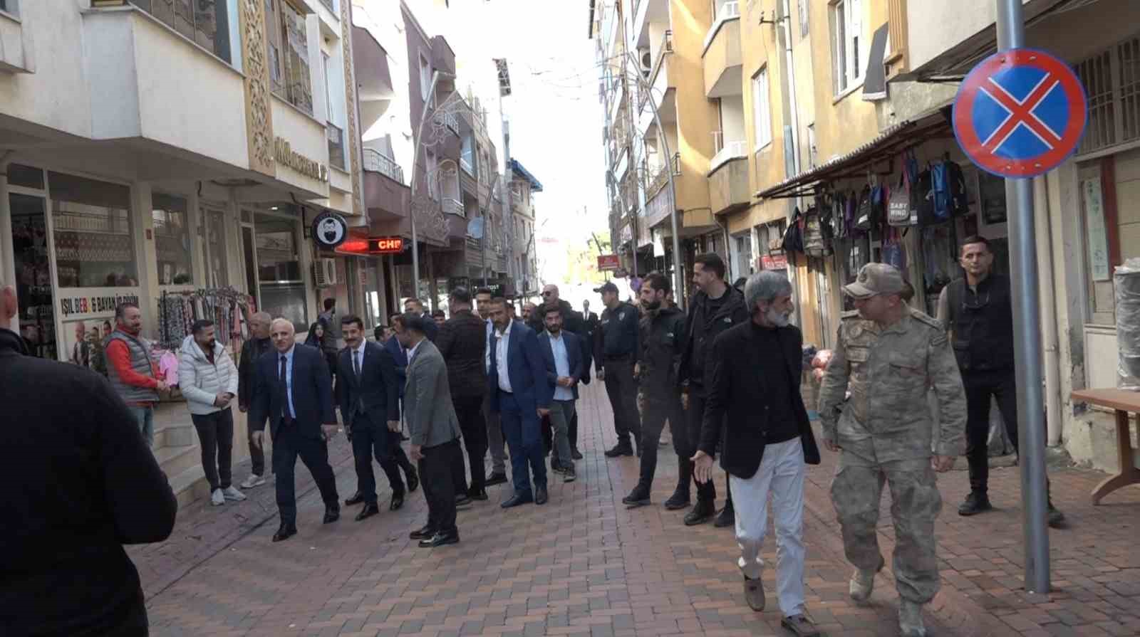 Vali Zorluoğlu Kulp ilçesinde vatandaşları dinledi