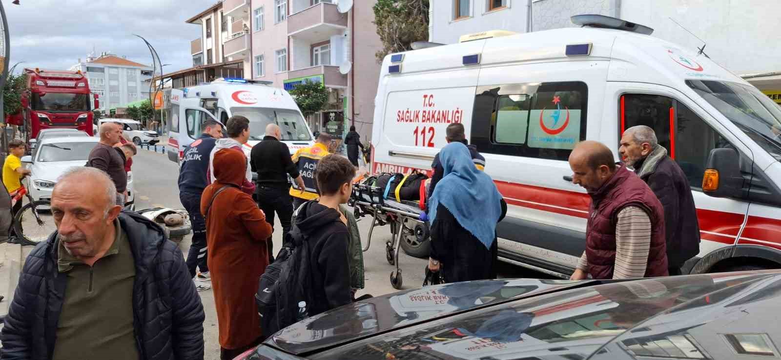 Lastiği patlayarak kontrolden çıkan motosiklet kadına çarptı: 2 yaralı