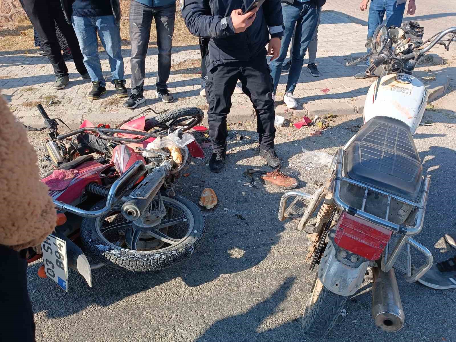 2 motosikletin çarpıştığı kazada sürücüler ağır yaralandı
