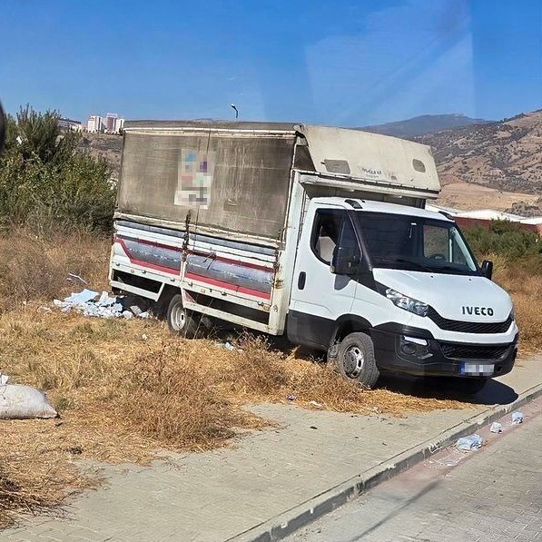 Yol kenarına moloz döken vatandaşa, Efeler Belediyesi zabıta ekipleri geçit vermedi