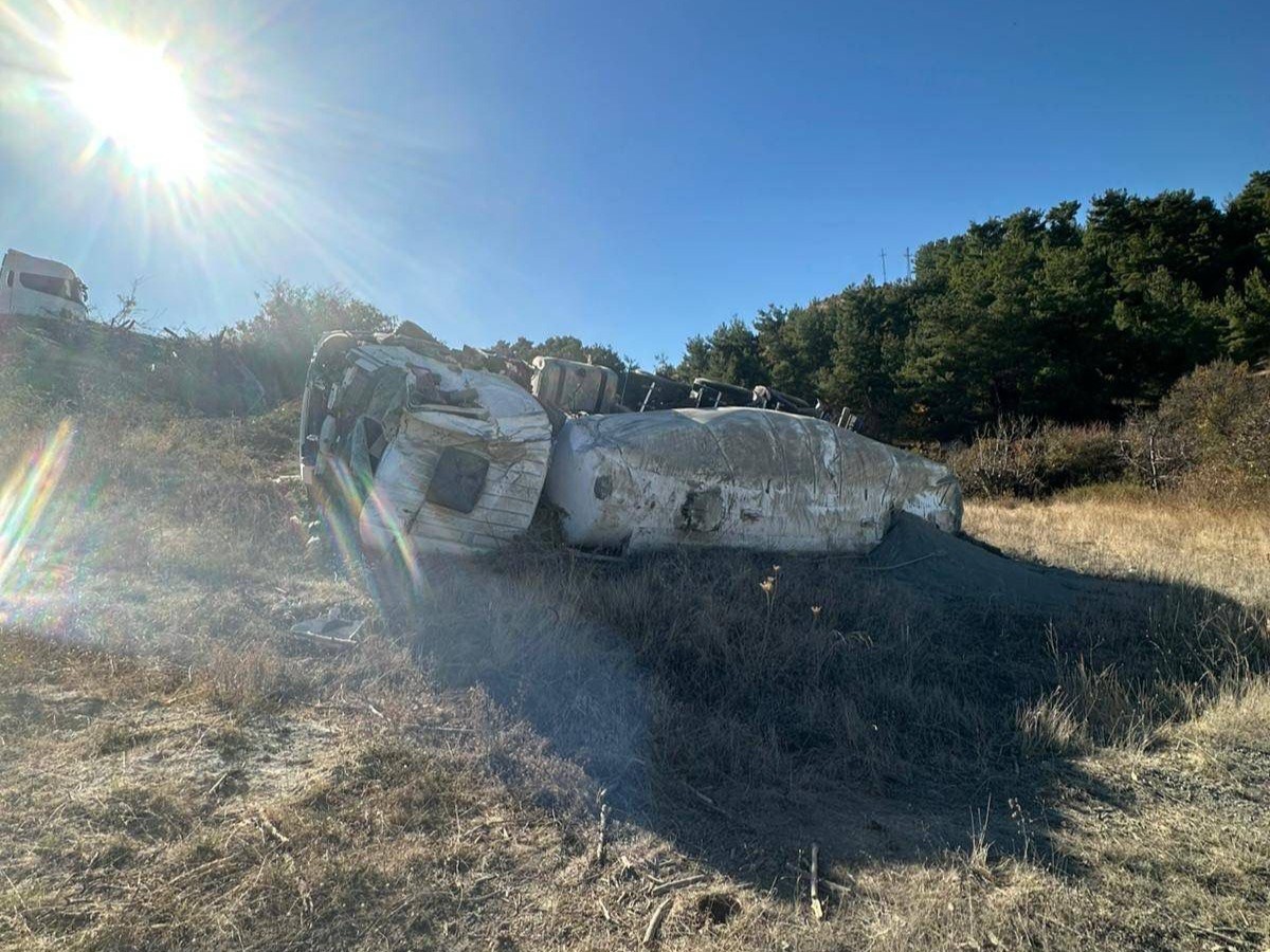 Freni boşalan beton mikseri yoldan çıktı: 1 yaralı
