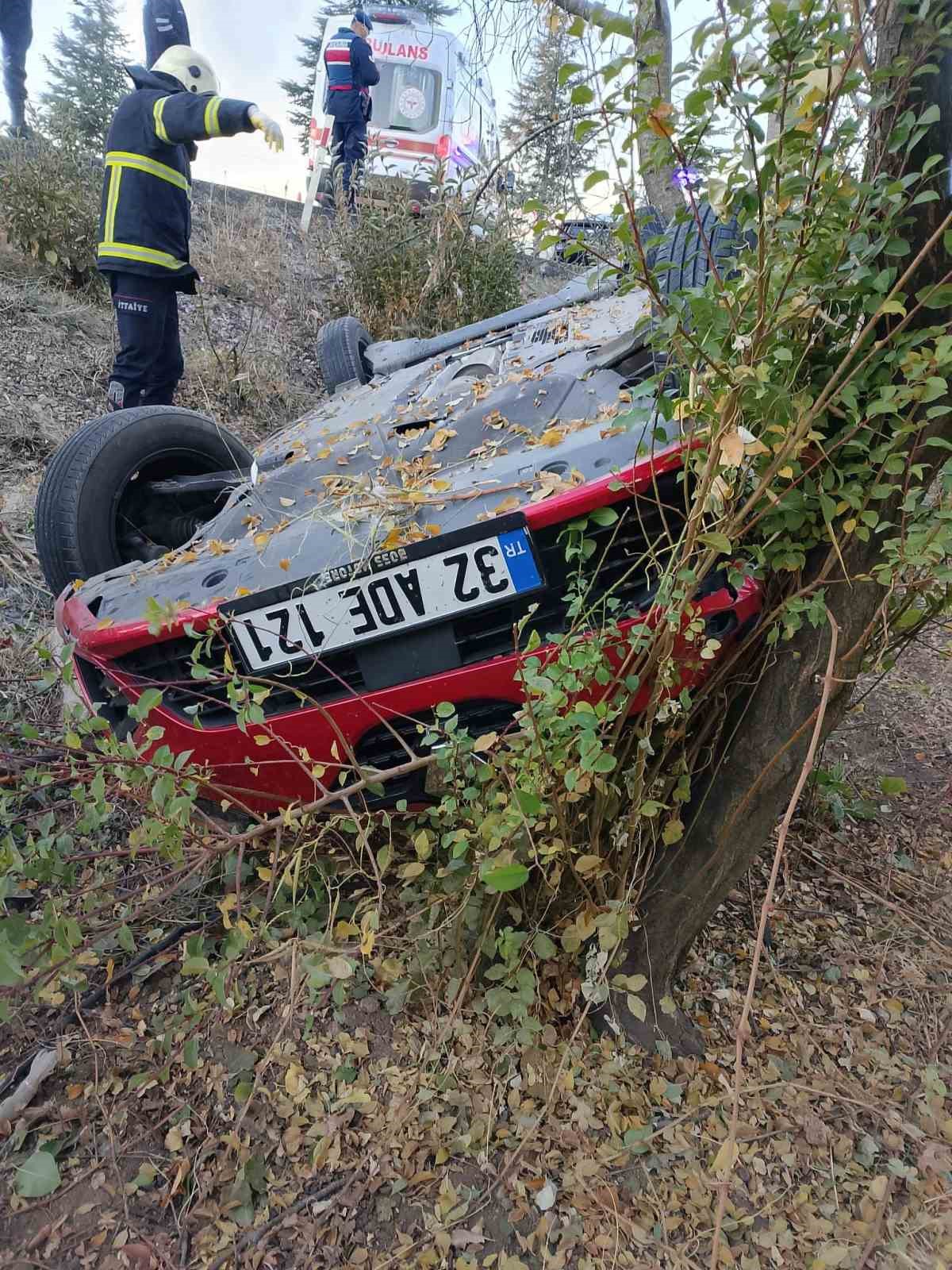 Isparta’da şarampole yuvarlanıp takla atan araçtan yaralanmadan çıktılar
