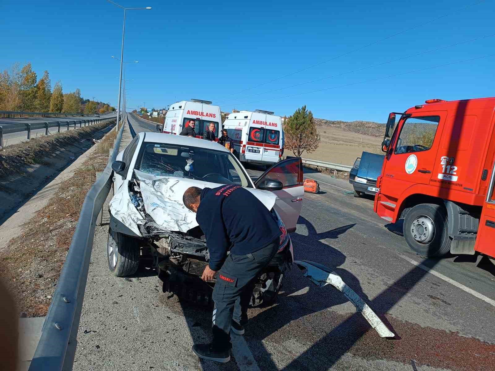 Çorum’da iki otomobil çarpıştı: 3 yaralı