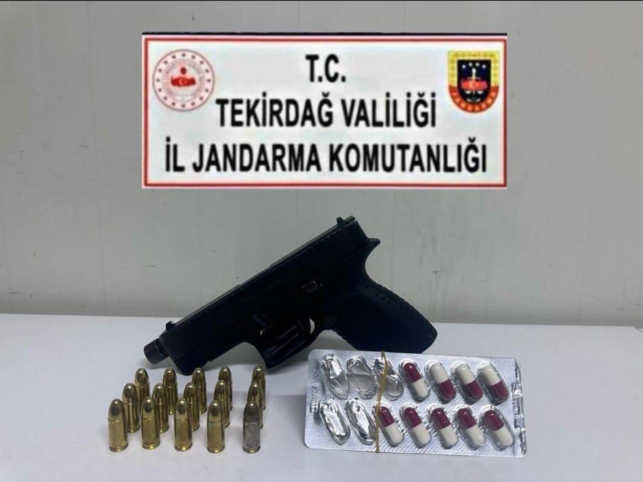 Çorlu’da uyuşturucu operasyonunda hap ve silah ele geçirildi