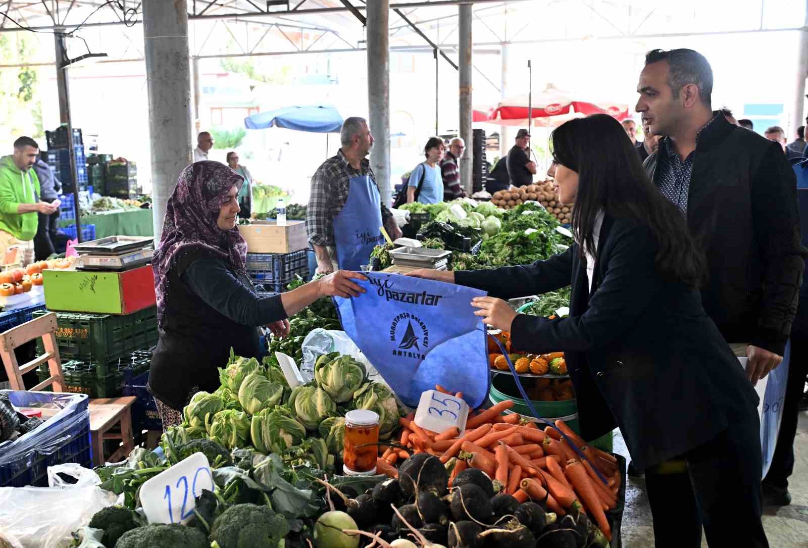 Muratpaşa pazarlarında tek tip önlük uygulaması başlatıldı
