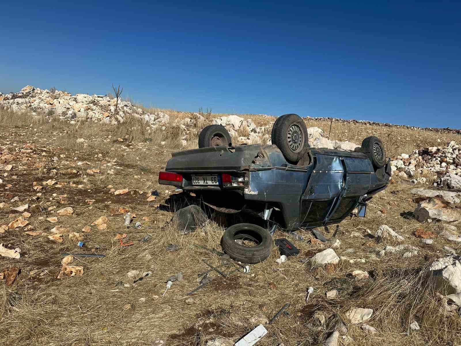 Mardin’de devrilen otomobildeki 2 kişi yaralandı