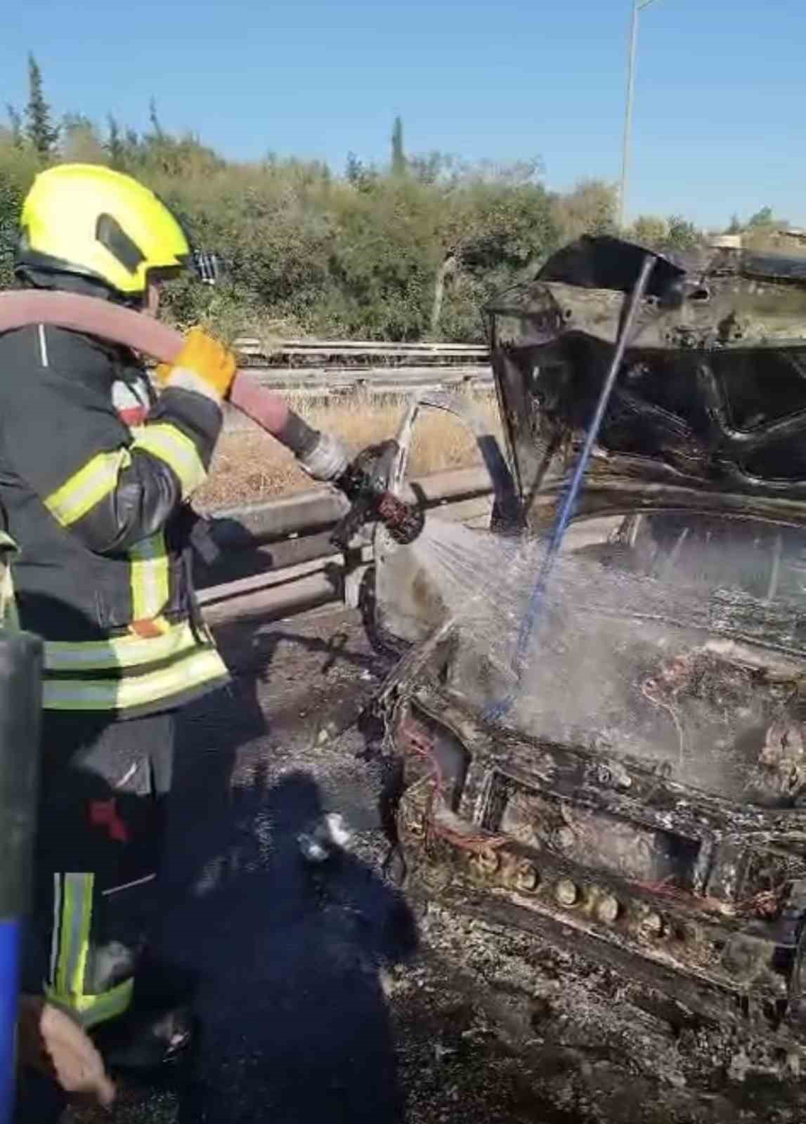 Tarsus’ta seyir halindeki otomobil yandı