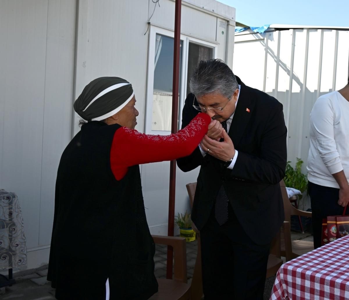 Konteyner kentte yaşayan yaşlı kadının son isteğini Vali Yılmaz gerçekleştirdi
