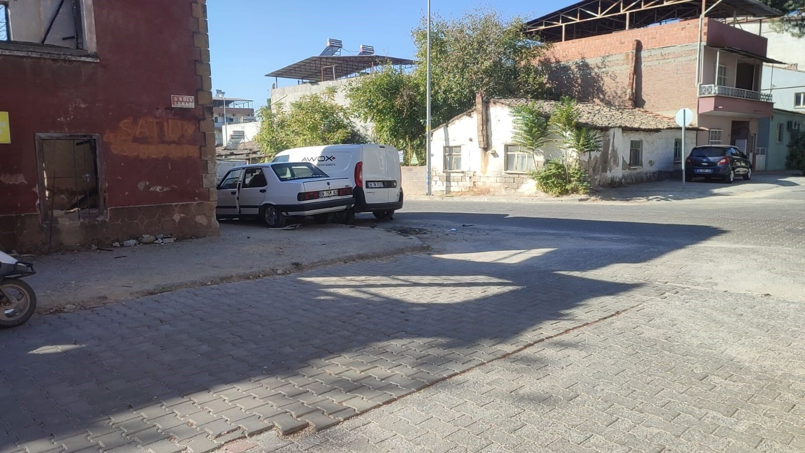 Buharkent&rsquo;te kaza yapan ara&ccedil;lar kaldırıma &ccedil;ıktı
