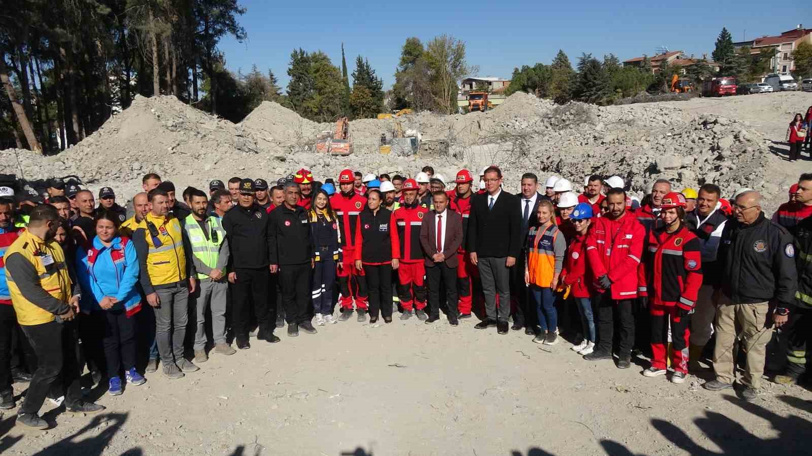 Burdur’da 5,7 şiddetindeki deprem tatbikatında gerçeği aratmayan görüntüler
