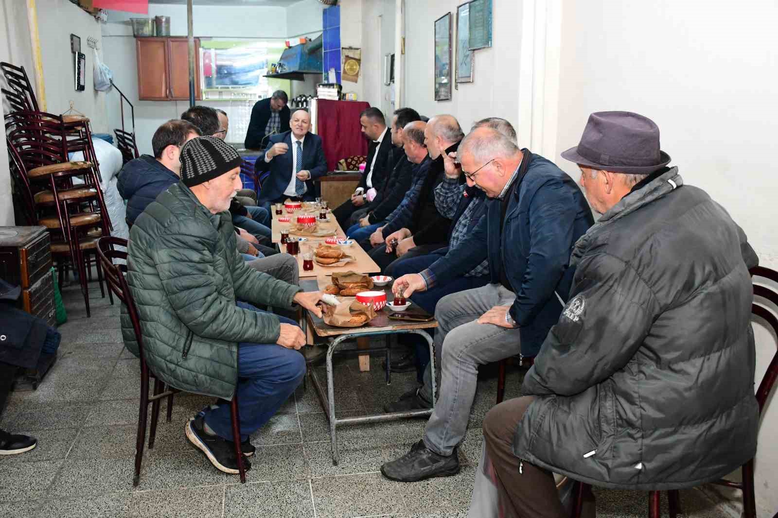 Terme’de simitler başkandan, çaylar vatandaştan
