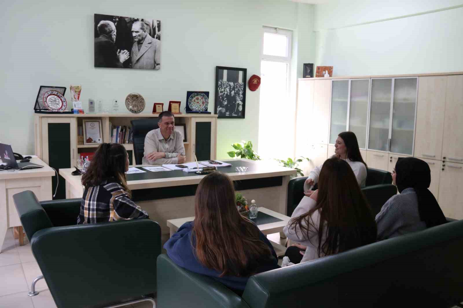 Üniversite öğrencilerinden Başkan Ercan’a festival teşekkürü
