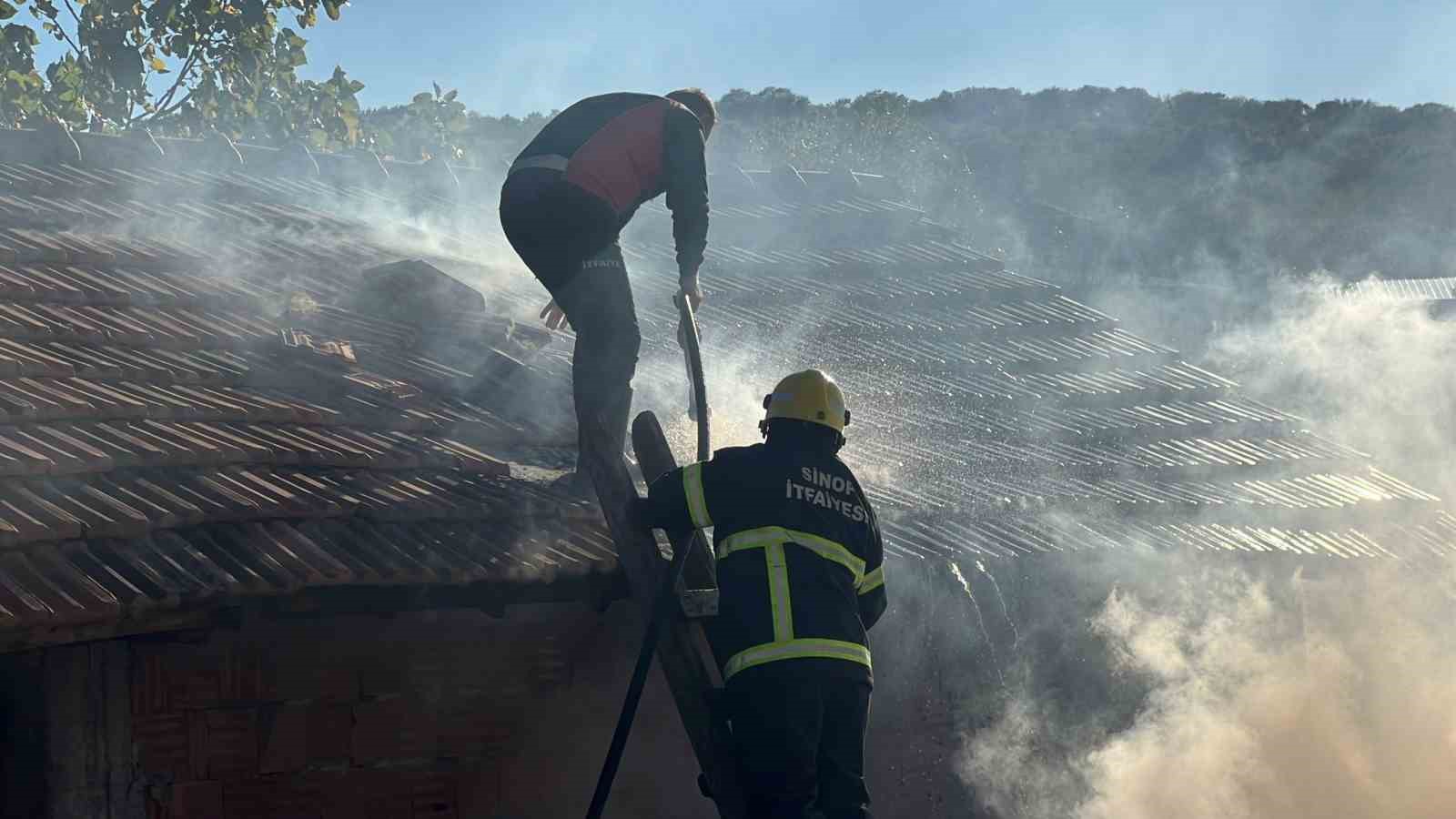 Sinop’ta çakmakla oynayan çocuklar samanlığı yaktı
