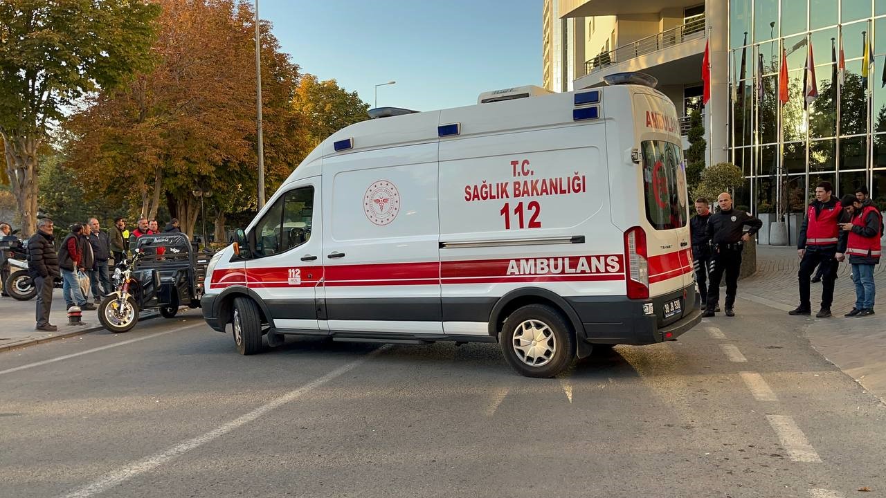 Genci bıçaklayan 2 kişi, kaçarken düşüp yaralandı