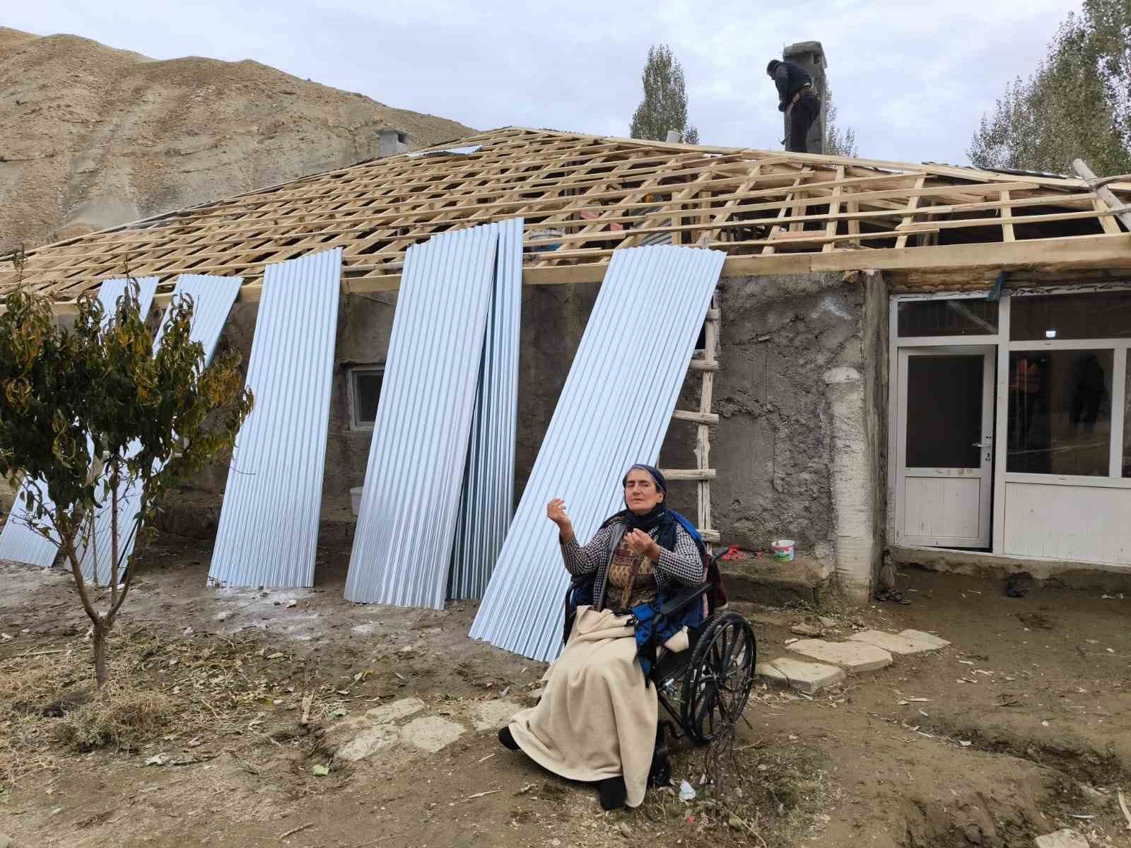 Başkale’de engelli vatandaşa çatı malzemesi desteği