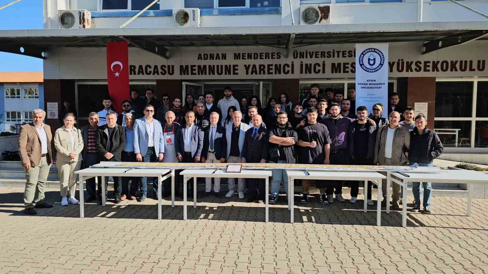 Üniversite heyecanı yaşayan gençlere 6 buçuk metrelik pideyle ‘hoş geldiniz’ dediler