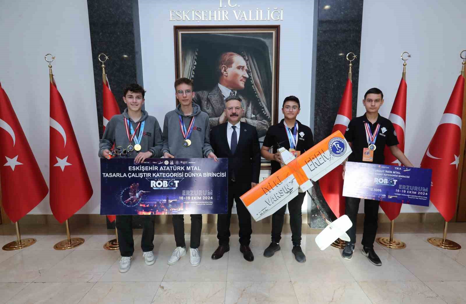 Vali Aksoy, "Uluslararası MEB Robot Yarışması" dünya birincilerini makamında misafir etti