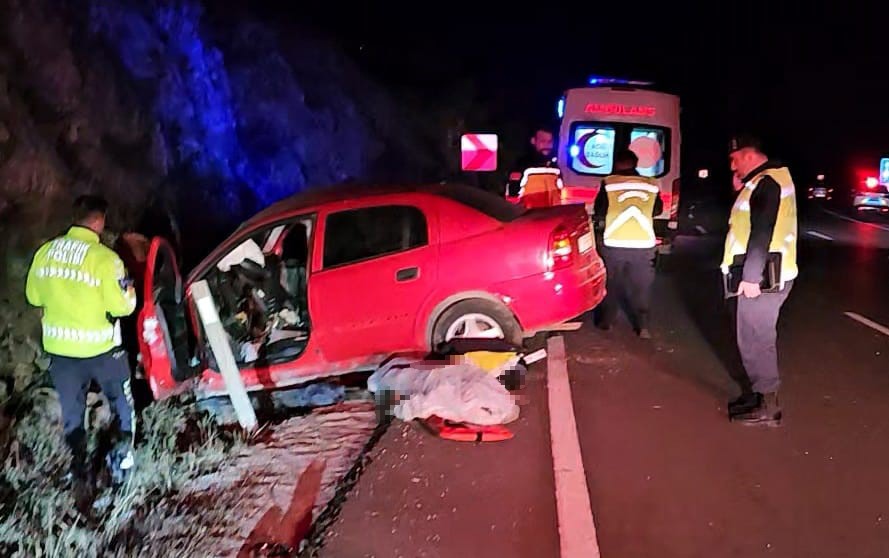 Refüje düşen otomobilinde can verdi