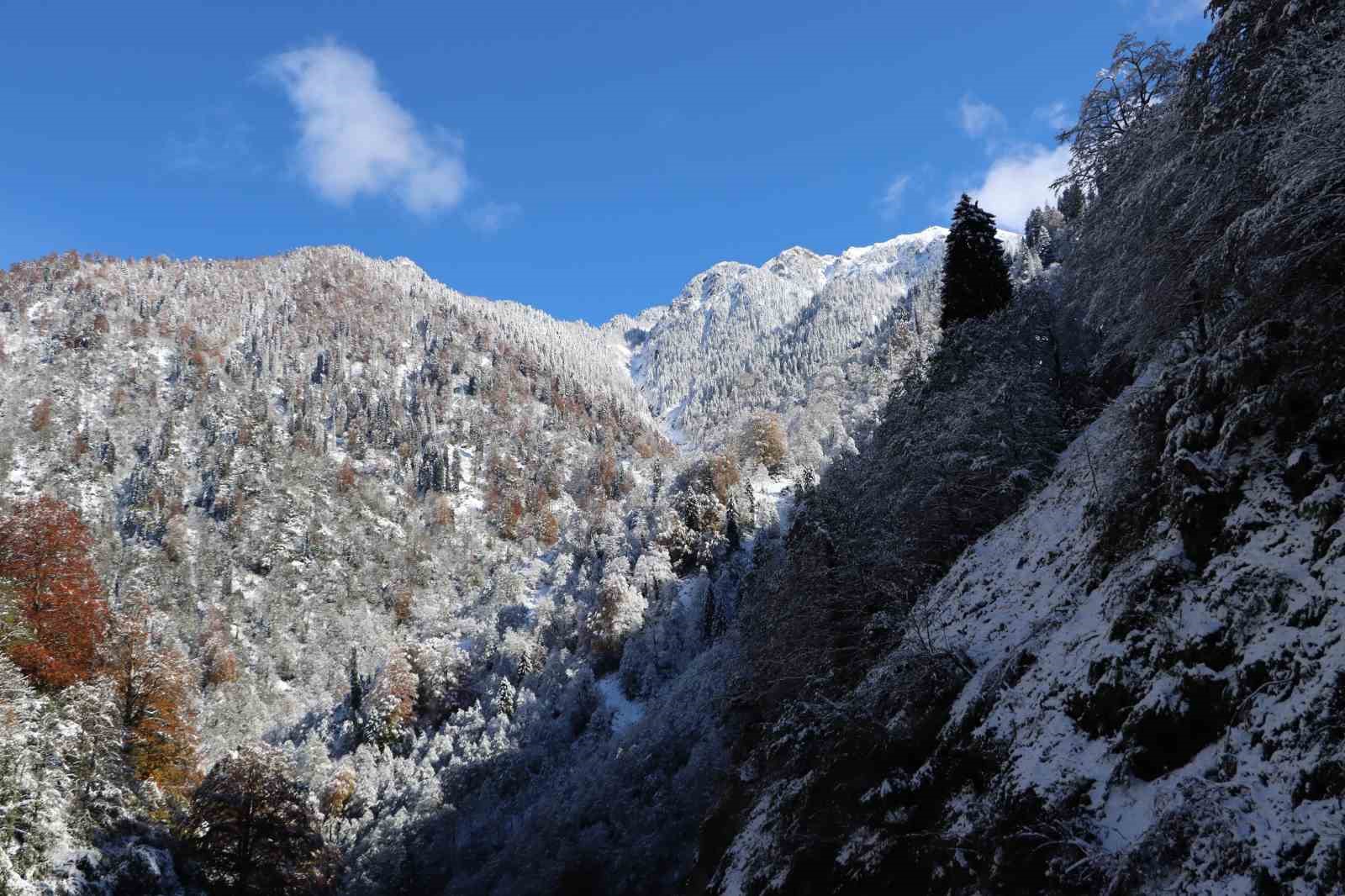 Ayder’de sonbahar kış ile birleşti, manzara mest etti
