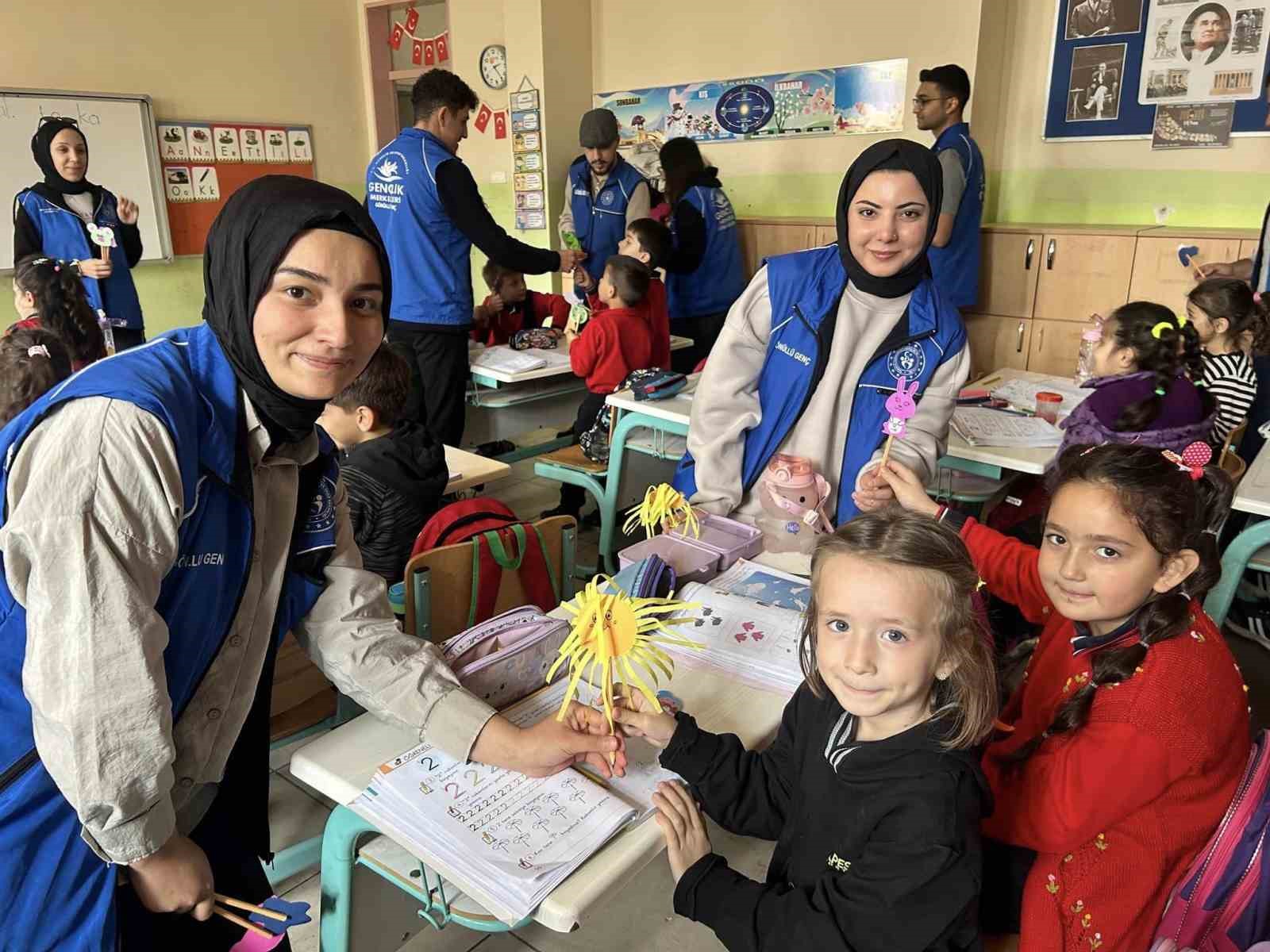 Sınavdan toplanan kalemleri süsleyerek, minik öğrencilere hediye ettiler