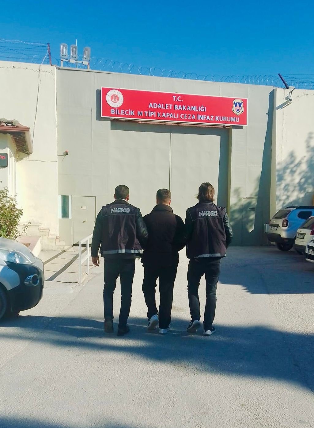 Otob&uuml;ste 833 gram esrar maddesi ile yakalandı
